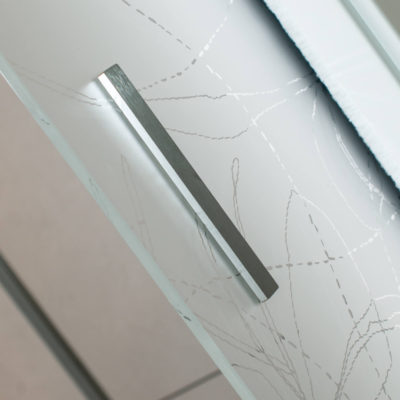 Porta scorrevole interno muro a 2 battenti in vetro temperato con rifiniture in legno laccato, maniglie adesive JNF