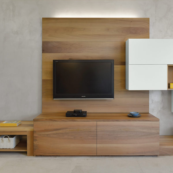 Mobile Tv con boiserie in noce nazionale e pensili laccati bianchi ad acqua