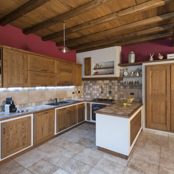 Cucina su misura in finta muratura castagno spazzolato, soffitto in castagno