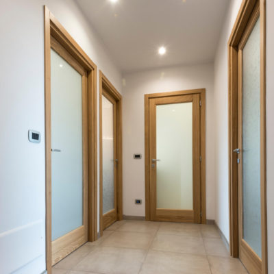 Porte interne in rovere naturale e vetro temperato