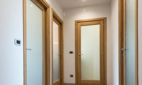 Porte interne in rovere naturale e vetro temperato