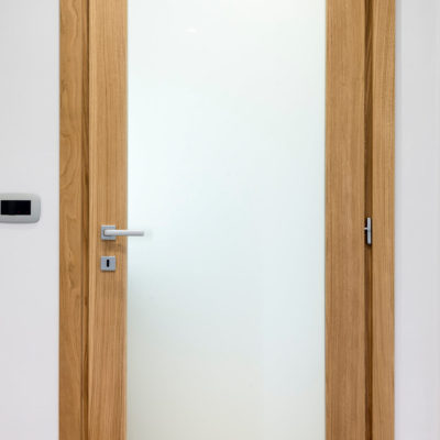 Porta interna in rovere naturale e vetro temperato
