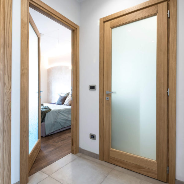 Porte interne in rovere naturale e vetro temperato