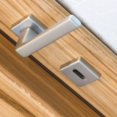 Dettaglio porta interna in rovere naturale e vetro temperato