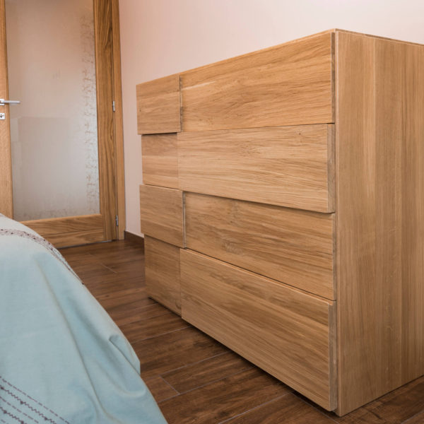 Comò in rovere, disegno esclusivo