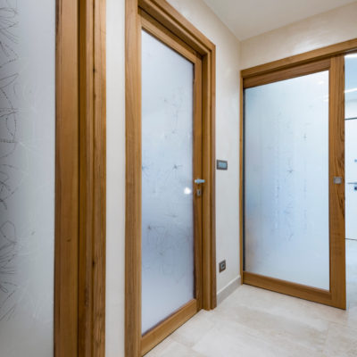 Porte interne in rovere naturale e vetro temperato