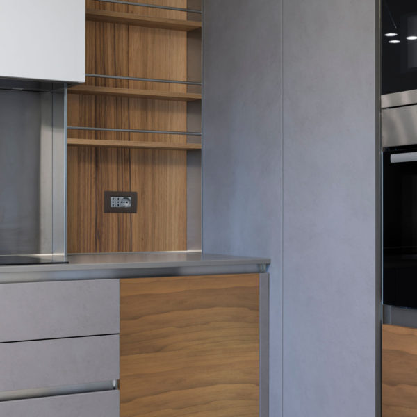Personalizzazione con pannelli in noce nazionale di cucina componibile esistente