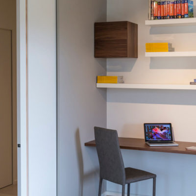 Porta scorrevole intramuro a tutta altezza in tinta muro con inserto in rovere naturale (Arch. Paola Mazzaglia)