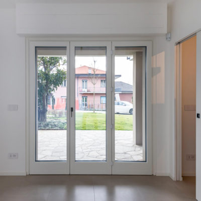 Infissi legno/alluminio - Cassonetto coibentato su misura - porta scollevole intramuro tinta muro