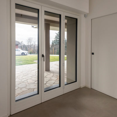 Infissi legno/alluminio - porta scollevole intramuro tinta muro
