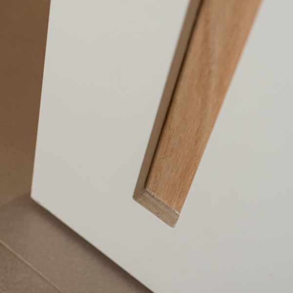 Dettaglio porta scorrevole intramuro a tutta altezza in tinta muro con inserto in rovere naturale (Arch. Paola Mazzaglia)