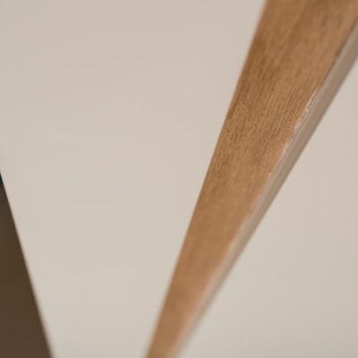Dettaglio porta scorrevole intramuro a tutta altezza in tinta muro con inserto in rovere naturale (Arch. Paola Mazzaglia)