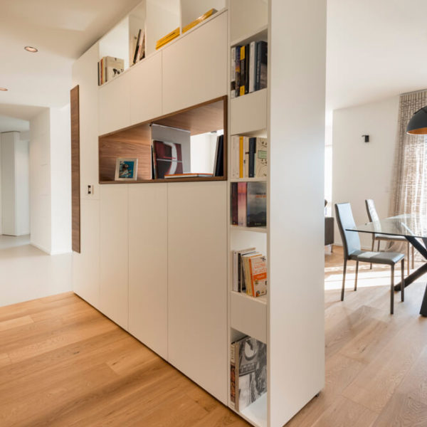 mobile laccato bianco e noce canaletto - Parquet in rovere naturale (Arch. Paola Mazzaglia)