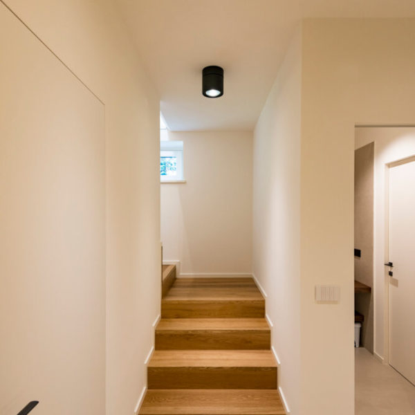 Scala in rovere naturale (Arch. Paola Mazzaglia)