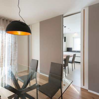 Porte scorrevoli intramuro a tutta altezza , tinta muro con inserto in rovere naturale (Arch. Paola Mazzaglia)