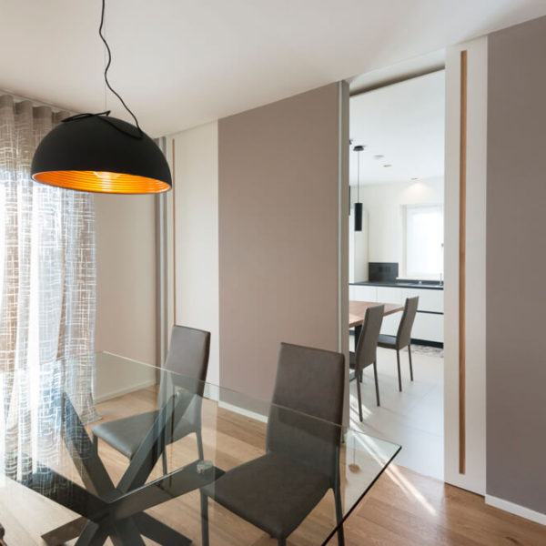 Porte scorrevoli intramuro a tutta altezza , tinta muro con inserto in rovere naturale (Arch. Paola Mazzaglia)