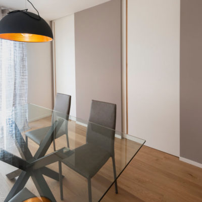 Porte scorrevoli intramuro a tutta altezza , tinta muro con inserto in rovere naturale (Arch. Paola Mazzaglia)