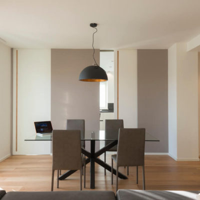 Porte scorrevoli intramuro a tutta altezza , tinta muro con inserto in rovere naturale (Arch. Paola Mazzaglia)