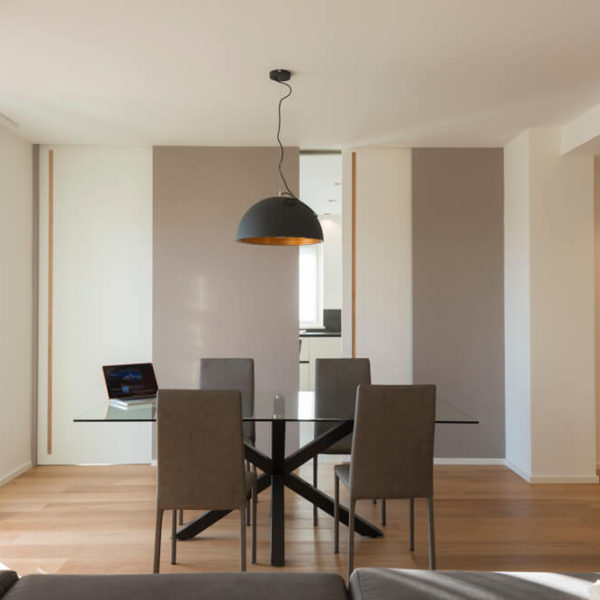 Porte scorrevoli intramuro a tutta altezza , tinta muro con inserto in rovere naturale (Arch. Paola Mazzaglia)