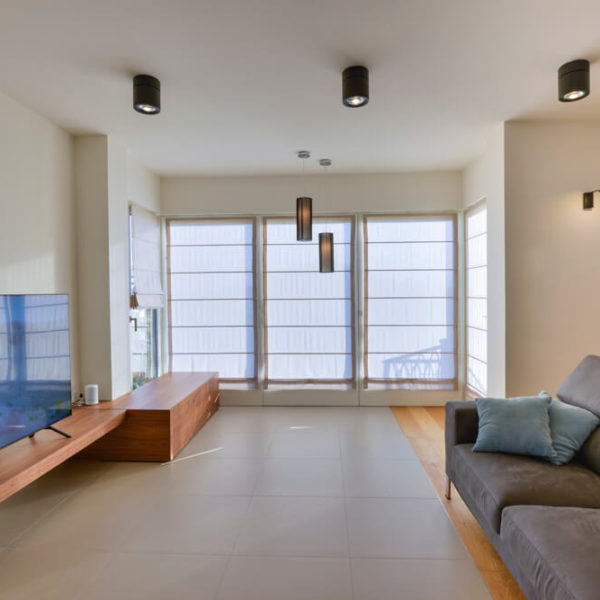 Mobile TV in noce canaletto - Infissi in legno Hemlock laccato (Arch. Paola Mazzaglia)