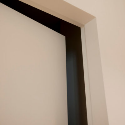Dettaglio porta a battente rasomuro (Arch. Paola Mazzaglia)