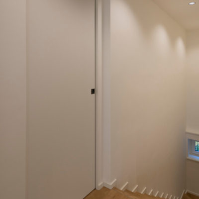 Porta scorrevole rasomuro, tinta muro - scara in rovere naturale (Arch Paola Mazzaglia)