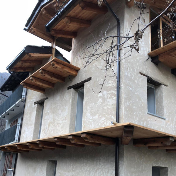 Posa balconate in legno di larice