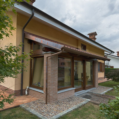 Alzante scorrevole in Niangon, ferramenta climattech di AGB