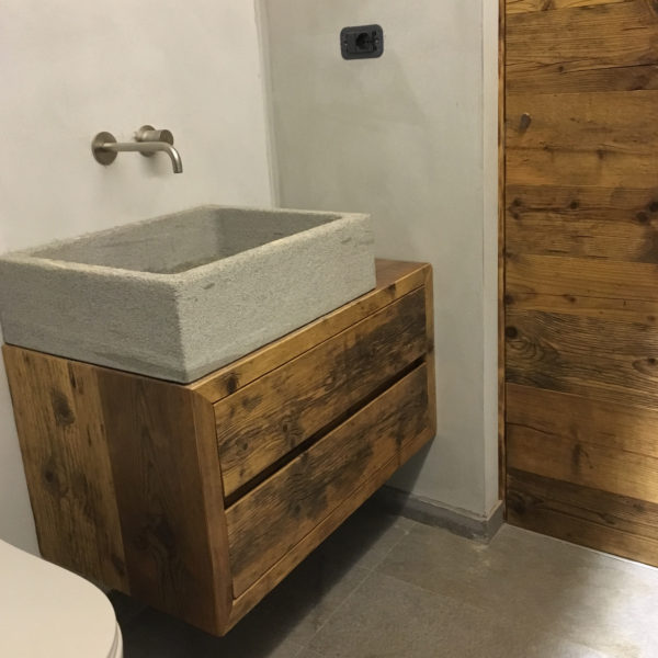 Bagno rustico con mobile  sospeso e lavandino in pietra