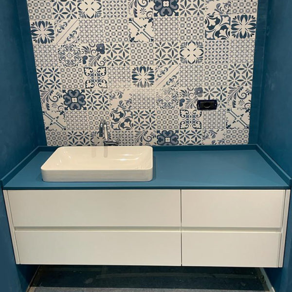 Mobile bagno sospeso